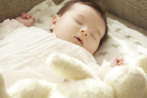 赤ちゃんの寝返りを徹底分析！寝返りをしない子のための練習も解説