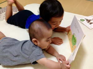 【年齢別】人気寝かしつけ絵本6選！効果と選び方も解説！