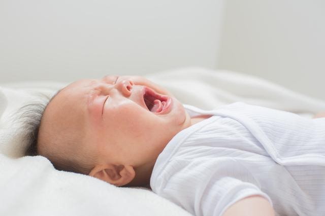 【保育士解説】新生児も夜泣きするの？夜に泣く理由とひどい際の対処法