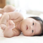 赤ちゃんの寝返りを徹底分析!寝返りをしない子のための練習も解説