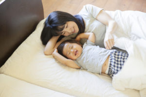 赤ちゃんの寝ぐずりの原因と対策を解説！うまく付き合ってストレス緩和！