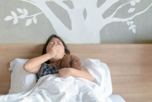 赤ちゃんや子どもに必要な睡眠時間は？睡眠不足の危険性を医師が解説