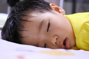 【医師解説】赤ちゃんの寝汗がすごい！これって大丈夫？季節別の対策を紹介