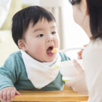 【医師解説】寝不足は肥満の原因?睡眠時間と食欲の関係や添い乳に潜む罠とは?