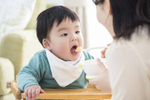 【医師解説】寝不足は肥満の原因？睡眠時間と食欲の関係や添い乳に潜む罠とは？