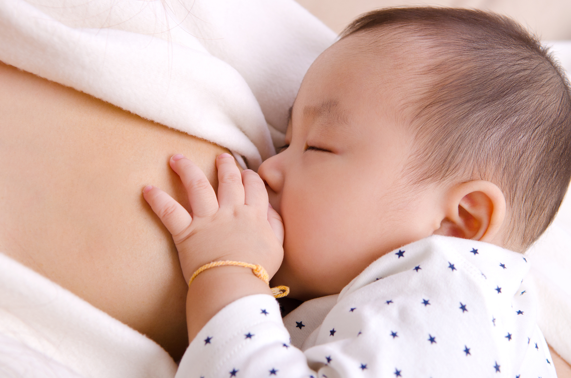 母乳の質は赤ちゃんの眠りに影響あり！気をつけたい授乳期の食事とは