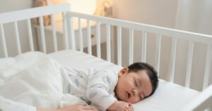 生後4ヶ月の赤ちゃんが急に夜泣き…考えられる原因と今夜からできる対処法
